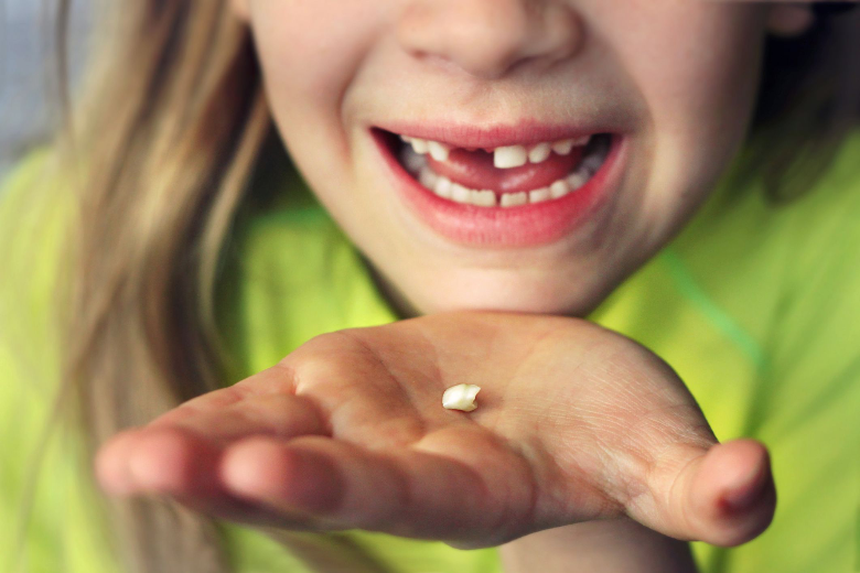 Почему у ребенка нет зубов: наиболее частые причины