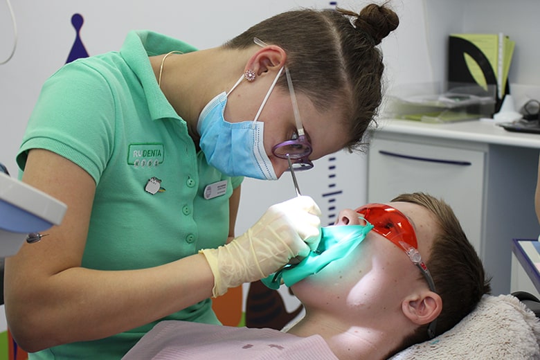 Лечение зубов детям с закисью азота