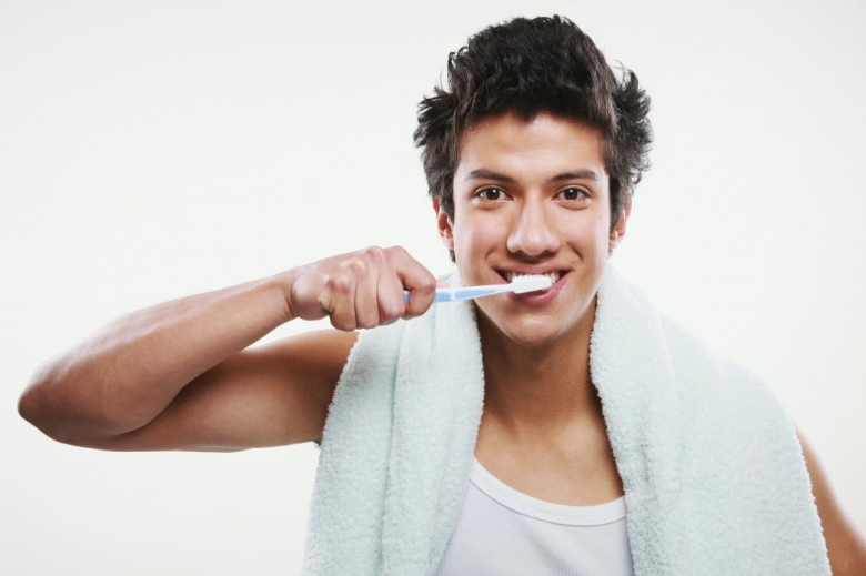Человек чистит зубы. Мужчина с зубной щеткой. Чистим зубы!. Мужчина чистит зубы. Мужской чистить